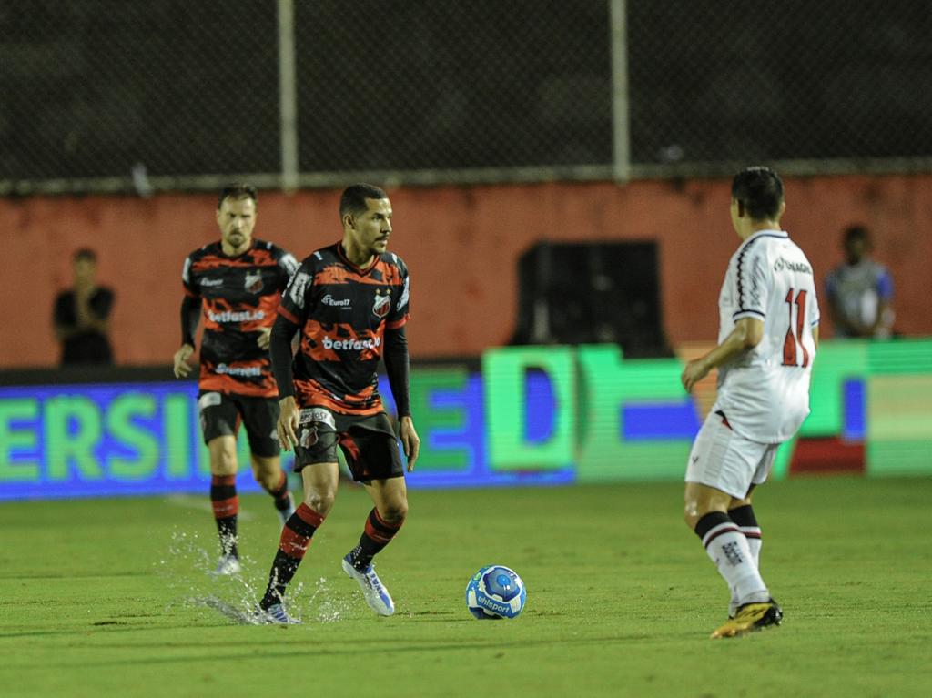 Vila Nova goleia o Botafogo-SP e segue firme no G4 da Série B