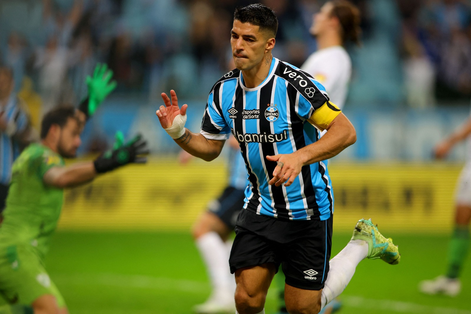 Suárez comemora o terceiro gol do Grêmio Foto: SILVIO AVILA/AFP via Getty Images