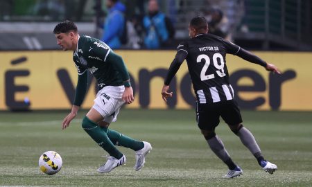 Piquerez e Victor Sá durante o último confronto entre Palmeiras e Botafogo no Allianz Parque. Foto: César Greco/Palmeiras