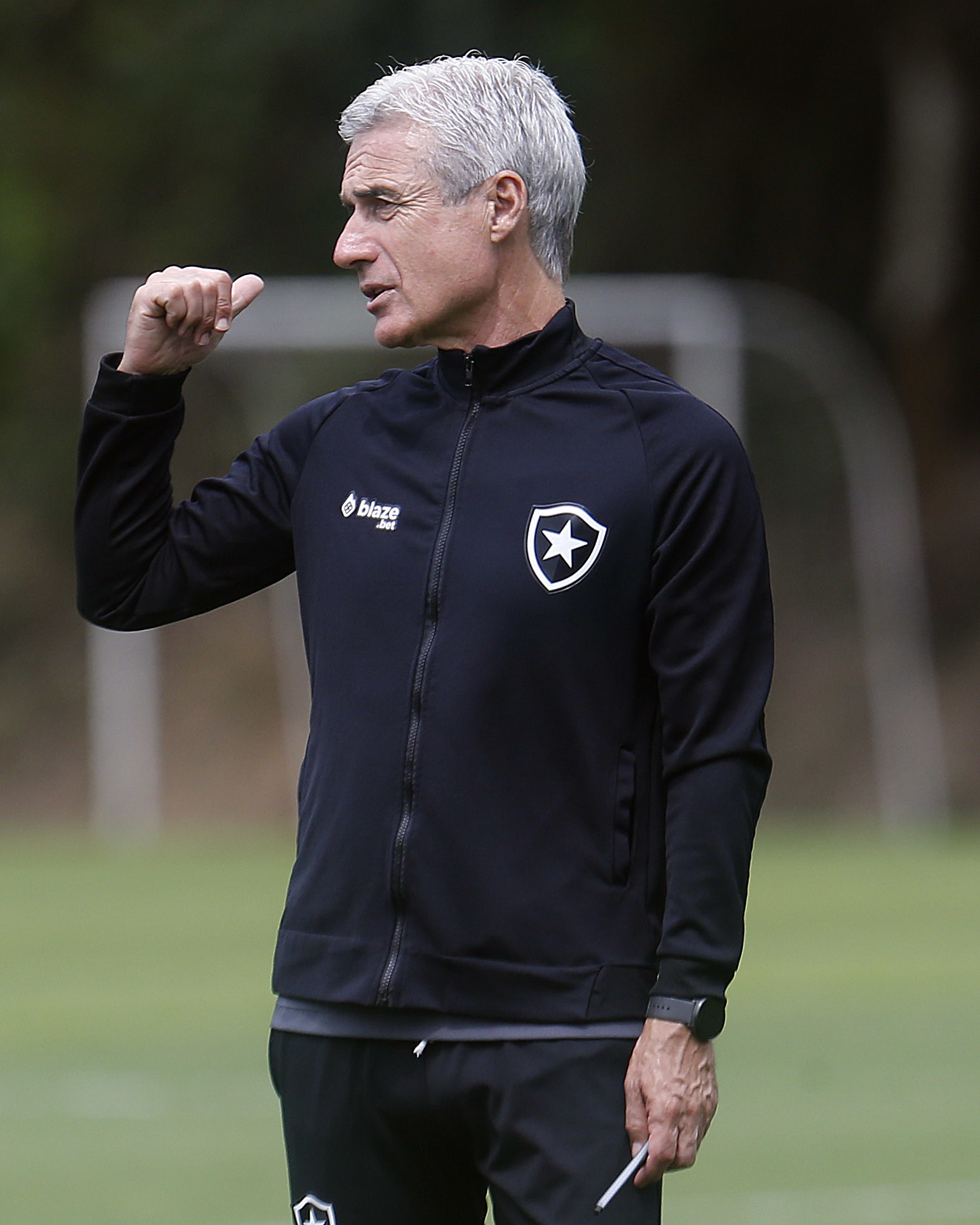 Luís Castro comandando treino do Botafogo