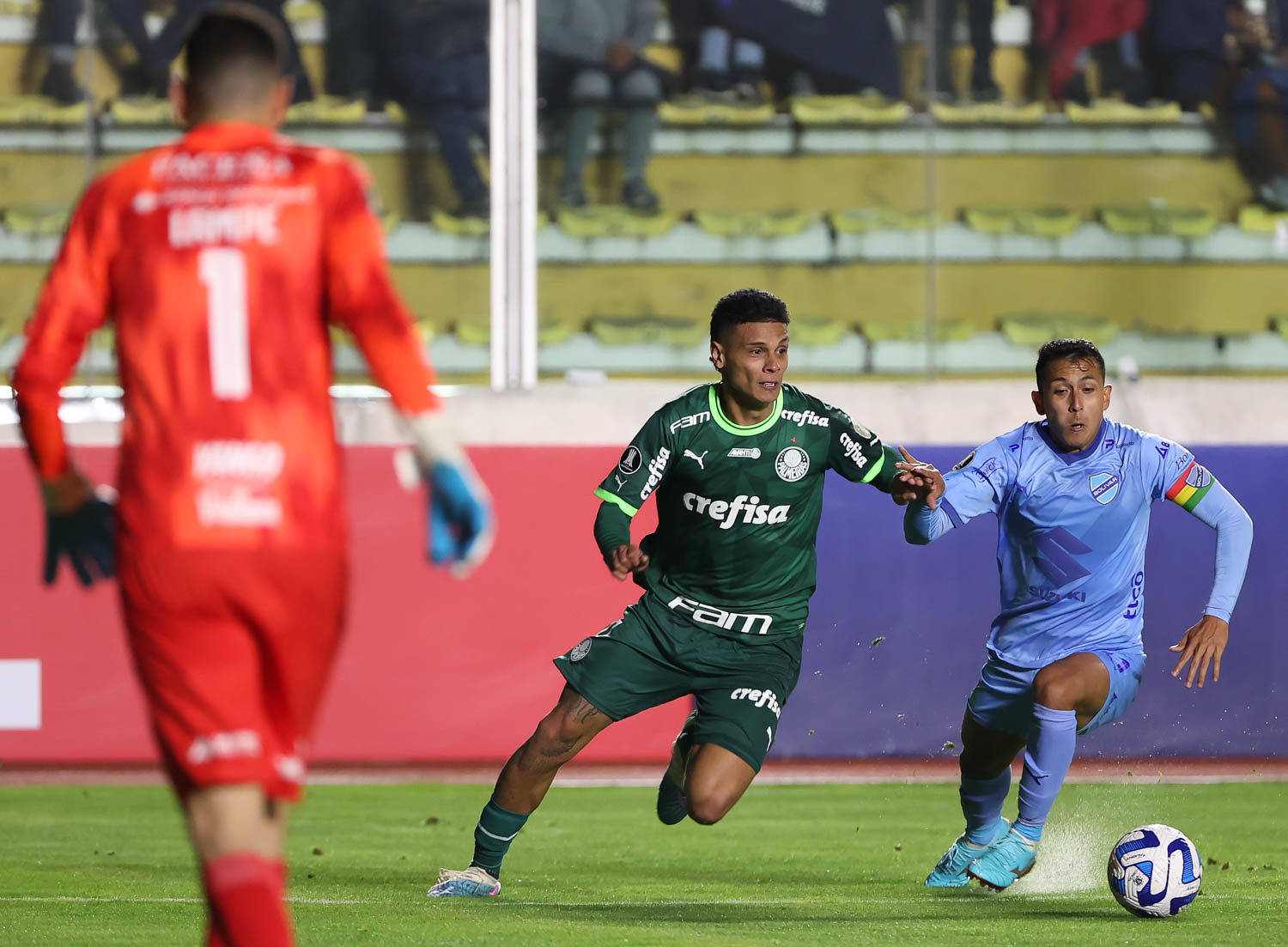 O jogador Richard Ríos, da SE Palmeiras, disputa bola com o jogador do C Bolívar, durante partida válida pela fase de grupos, da Copa Libertadores, no Estádio Hernando Siles. (Foto: Cesar Greco/Palmeiras)