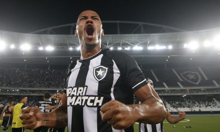 Marlon Freitas comemorando vitória sobre o Fluminense