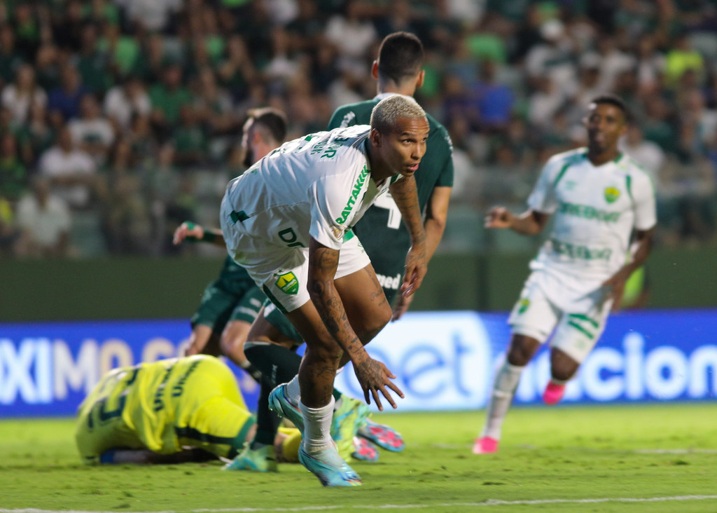 Deyverson marca o gol da vitória simples do Cuiabá sobre o Goiás