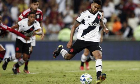 Jair cobrando o pênalti do Vasco contra o Flamengo.