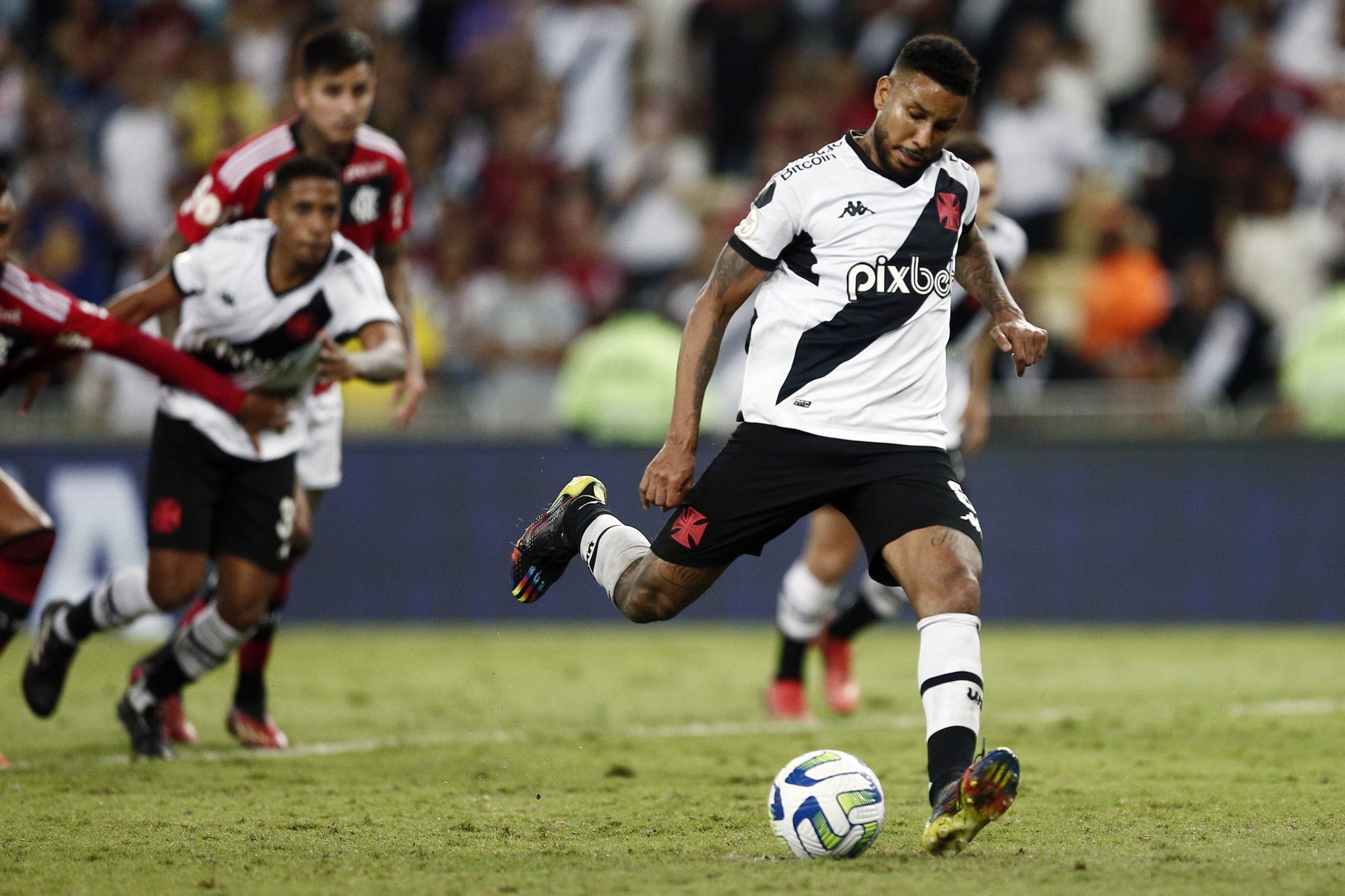 Jair cobrando o pênalti do Vasco contra o Flamengo.