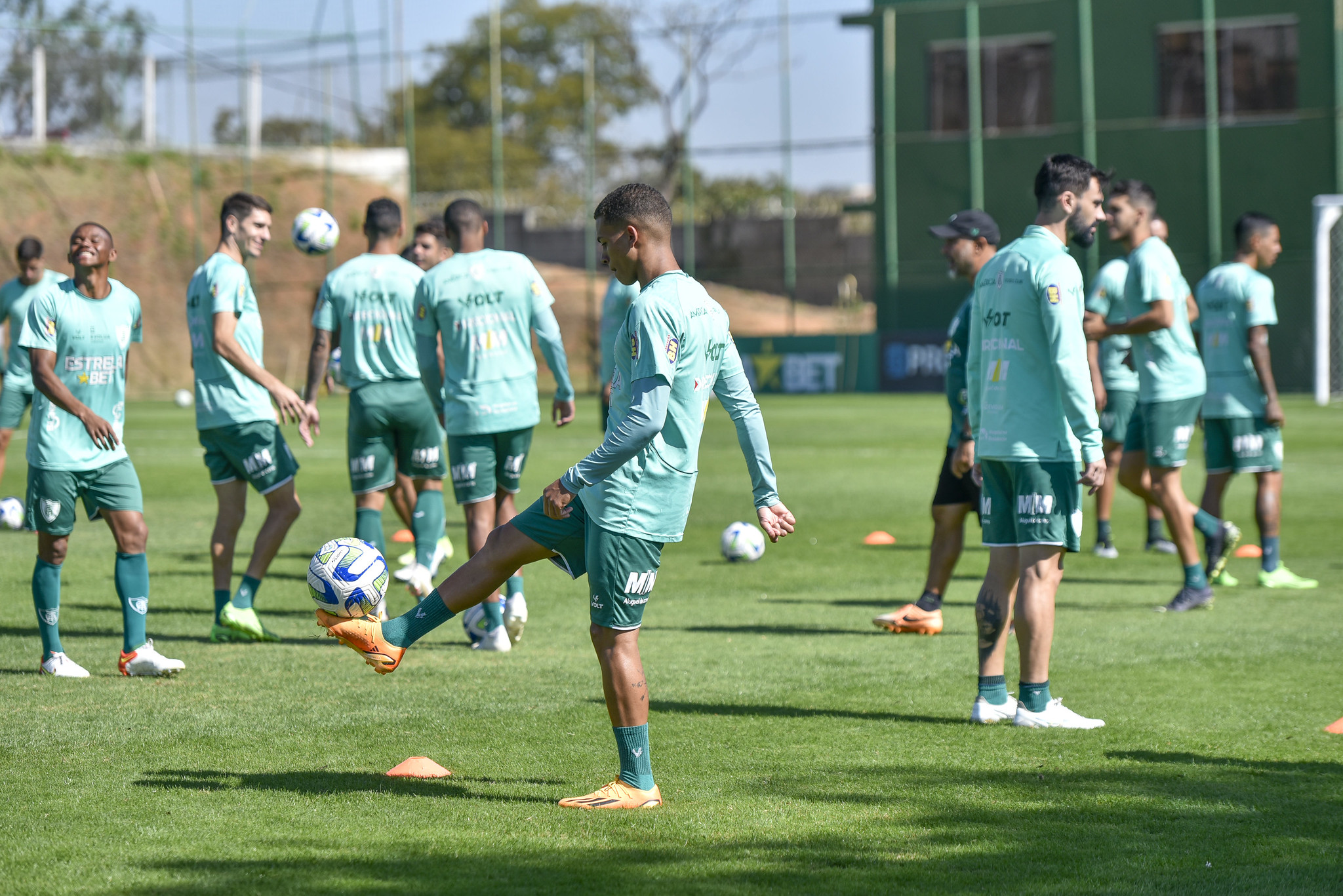 Jogadores no treinamento do América (Foto: Mourão Panda/América)