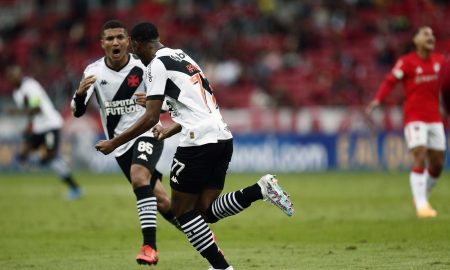 Jogador do Vasco Rayan comemora gol