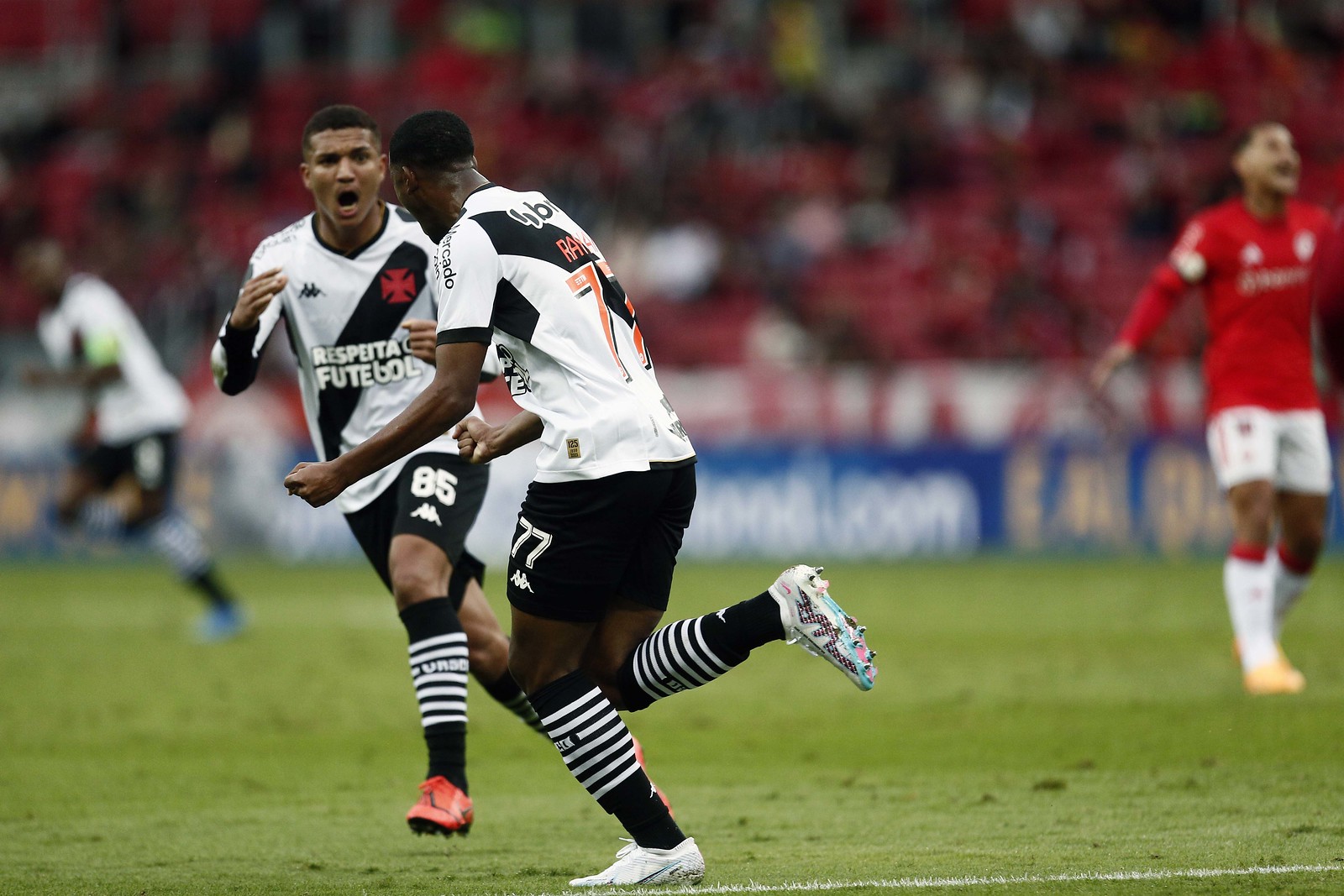 Jogador do Vasco Rayan comemora gol