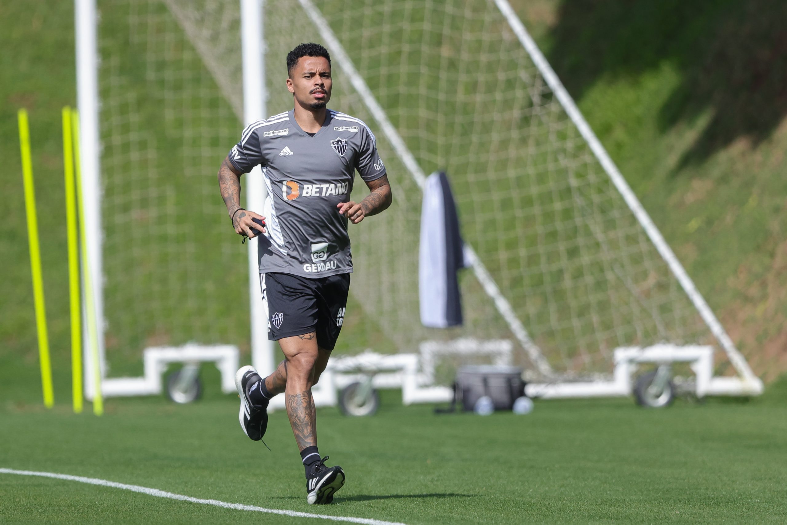 Allan ainda se recupera de uma fratura na coluna (Foto: Pedro Souza/Atlético)