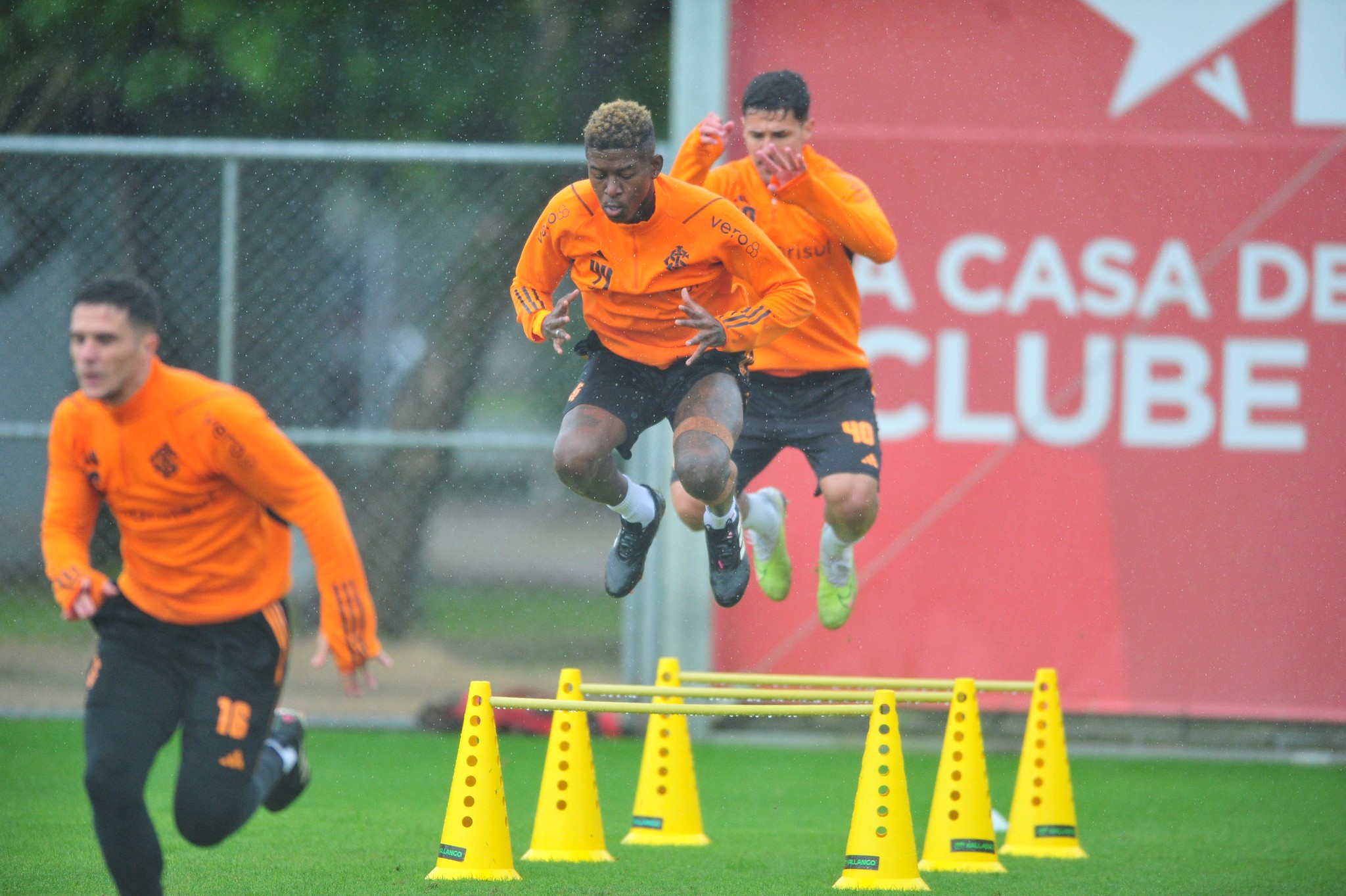 Atletas do Inter fazem trabalhos de preparação física - (Foto: Ricardo Duarte / Internacional)
