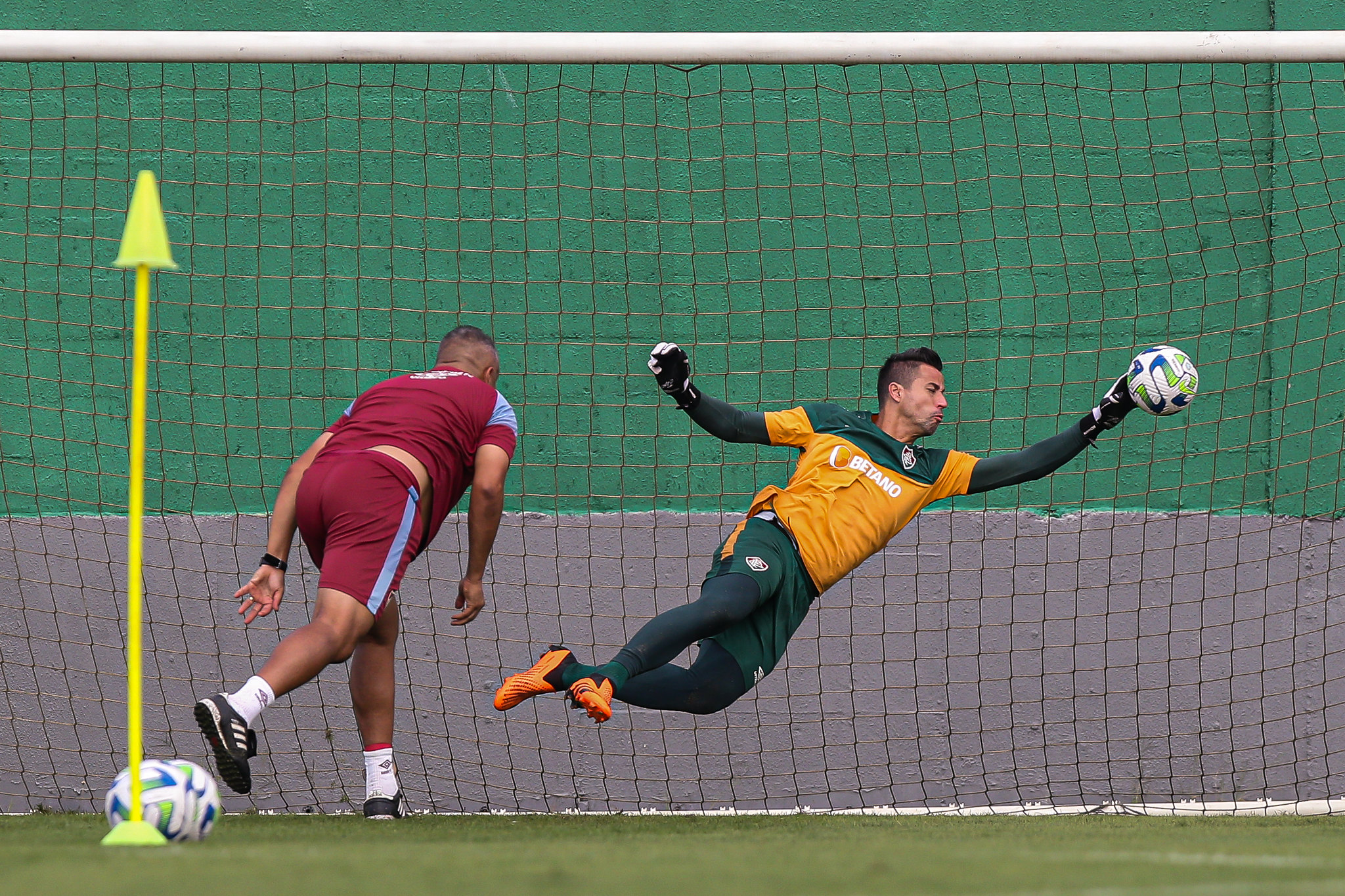 Fábio fazendo defesa durante treino