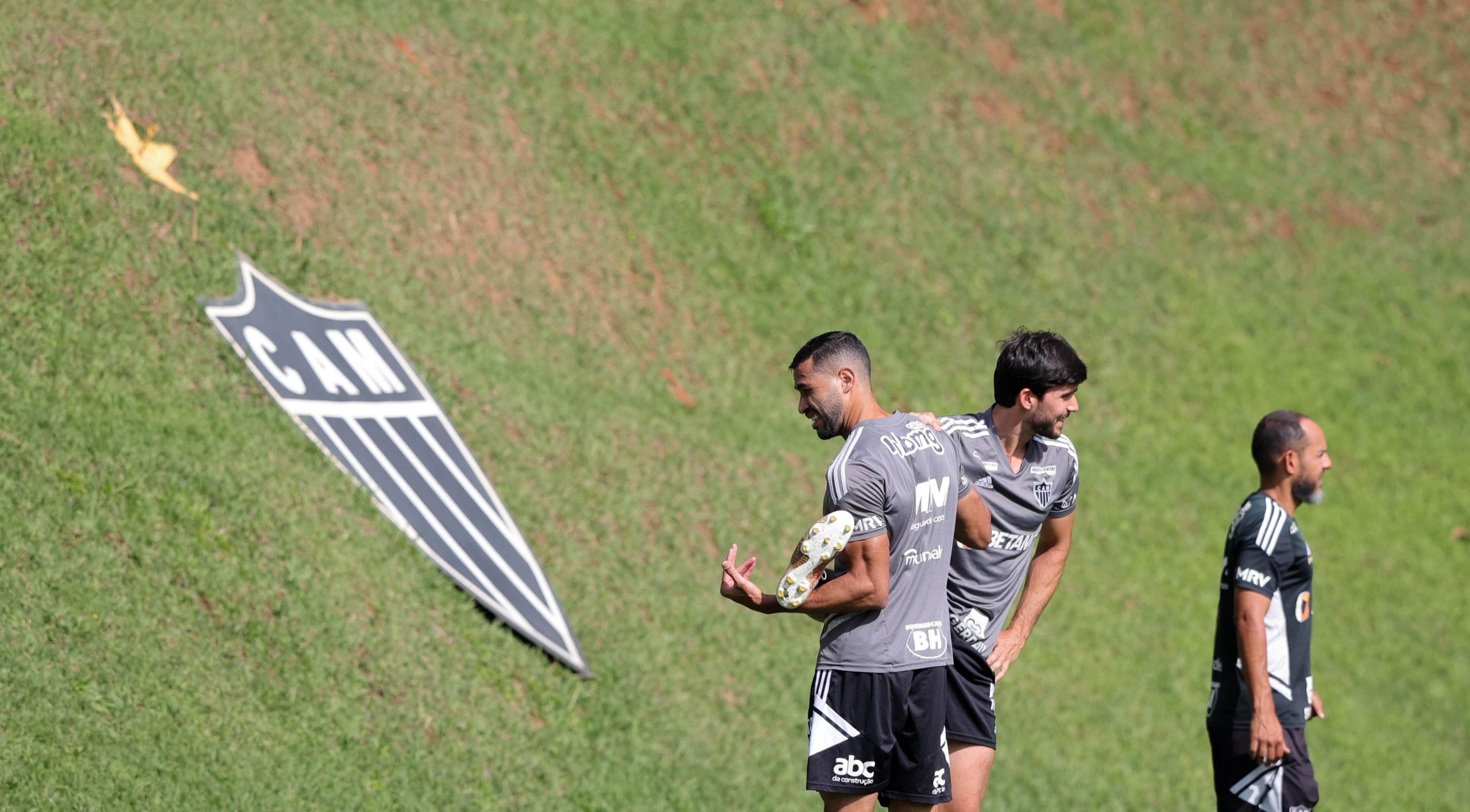 Kardec e Rabello voltam à lista de relacionados pela primeira vez no ano (Foto: Paulo Henrique França / Atlético)