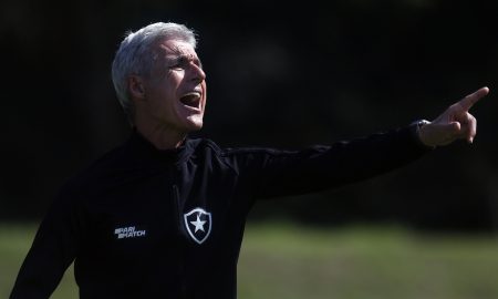 Luís Castro comandou treino na última terça-feira (Foto: Vítor Silva/Botafogo)