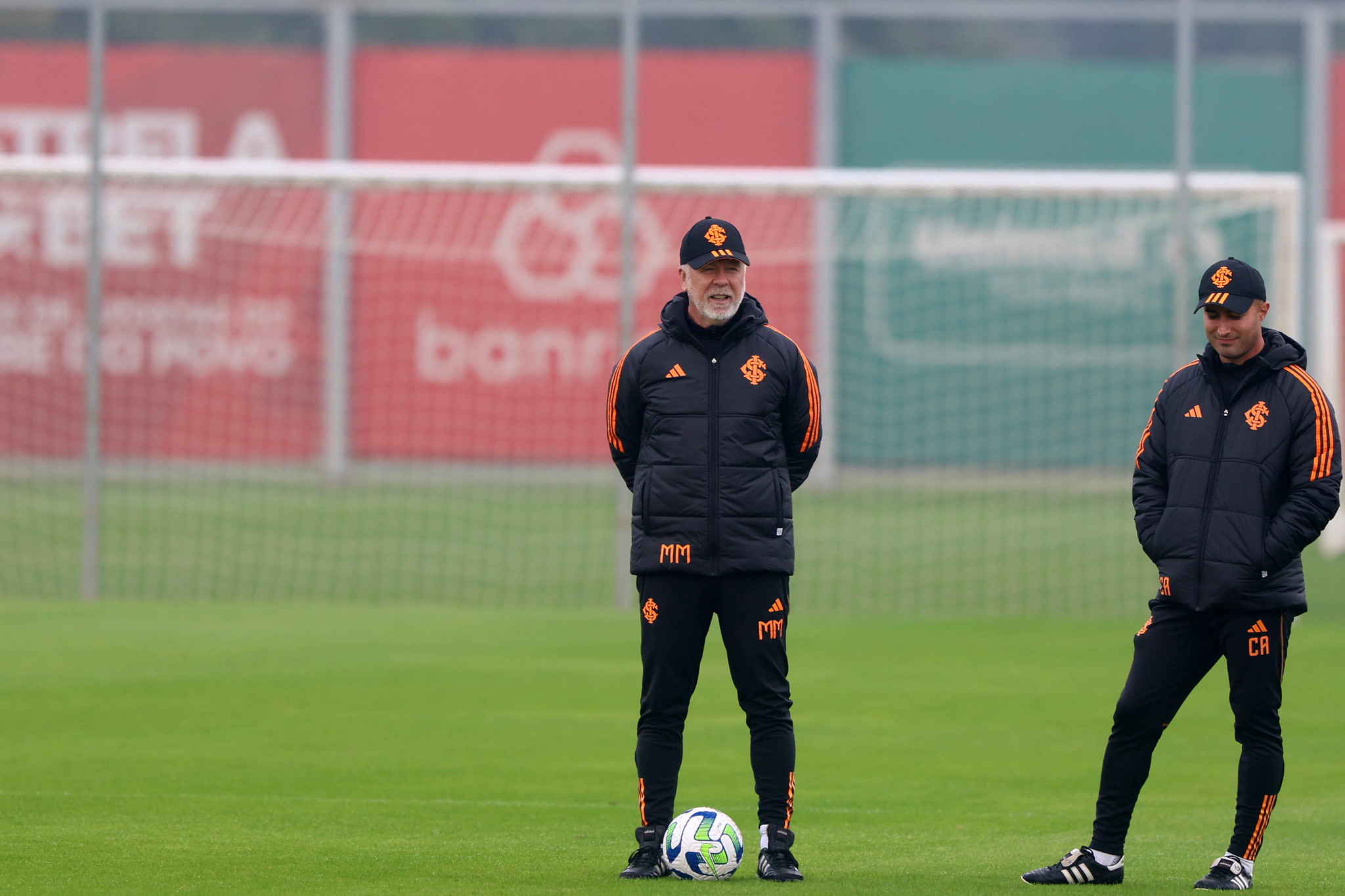 Mano Menezes durante treino preparatório do Inter - (Foto: Ricardo Duarte / Internacional)