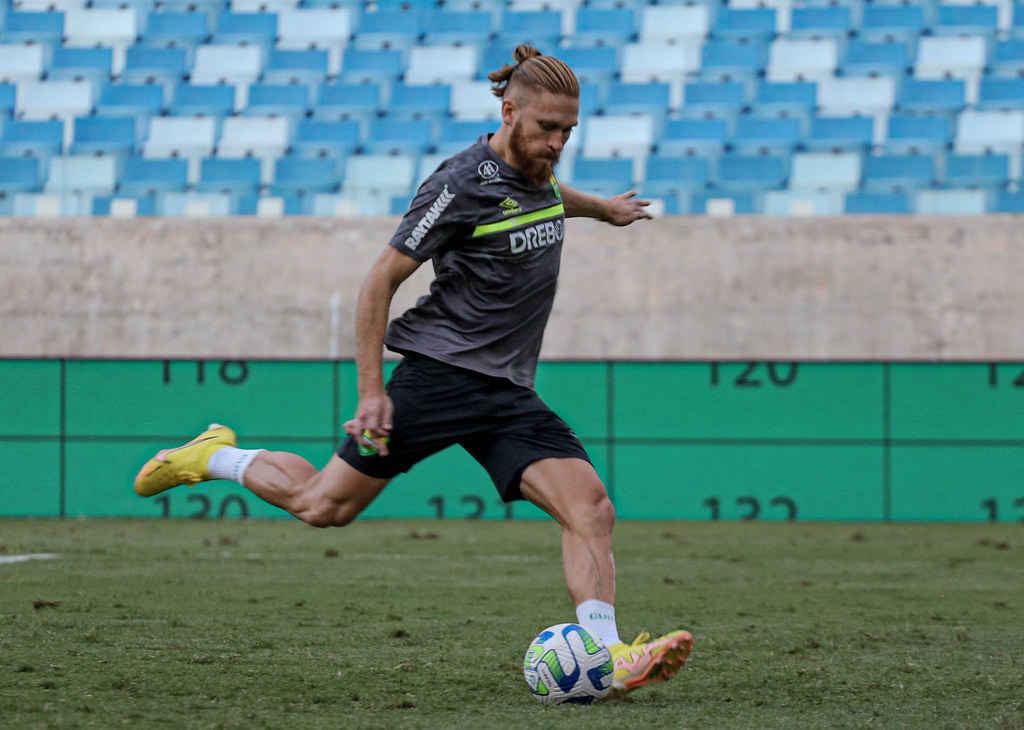 Isidro Pitta se preparando para jogo contra Botafogo (FOTO: ASSCOM DOURADO)