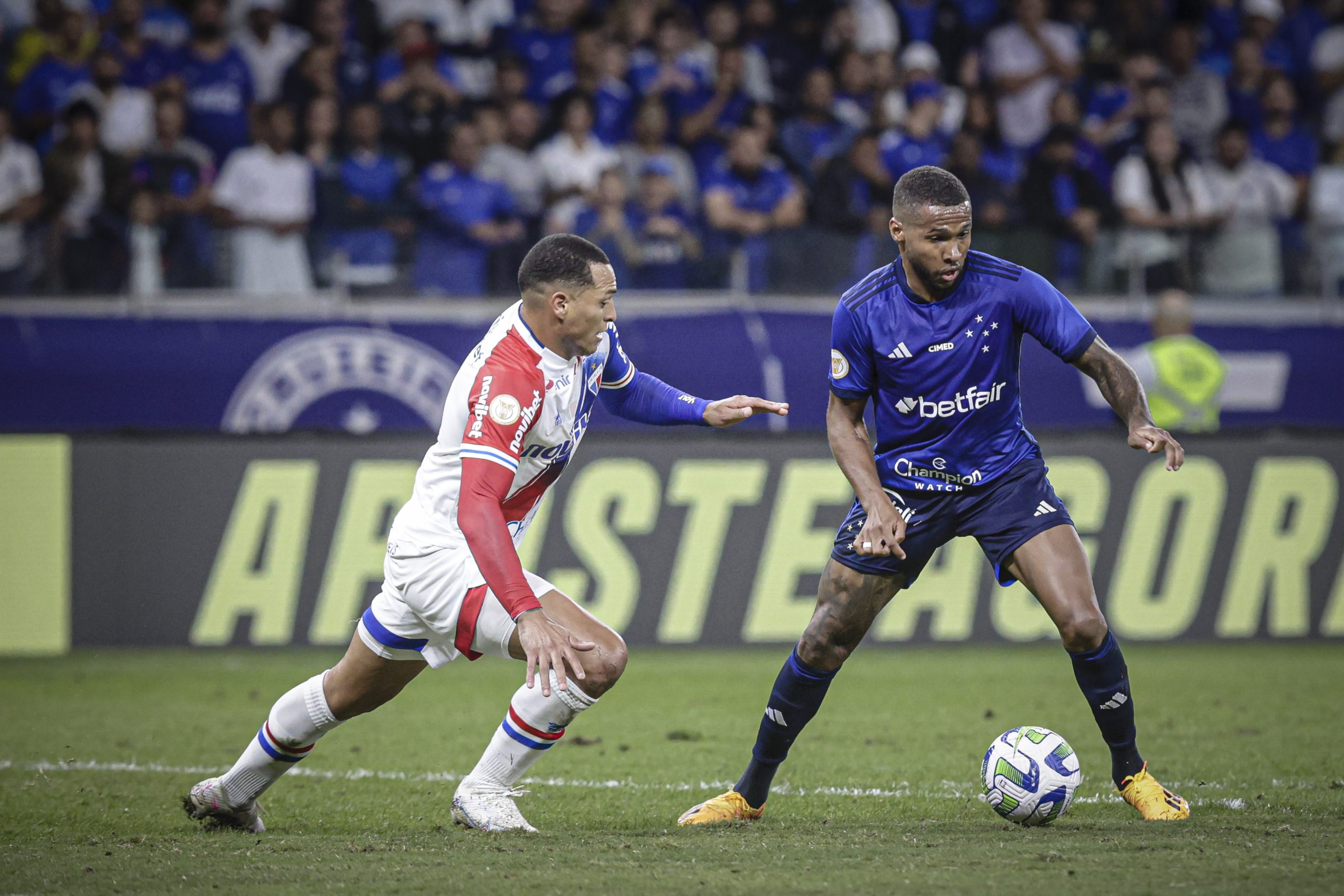 Atacante Wesley, do Cruzeiro, sendo marcado pelo zagueiro Titi, do Fortaleza