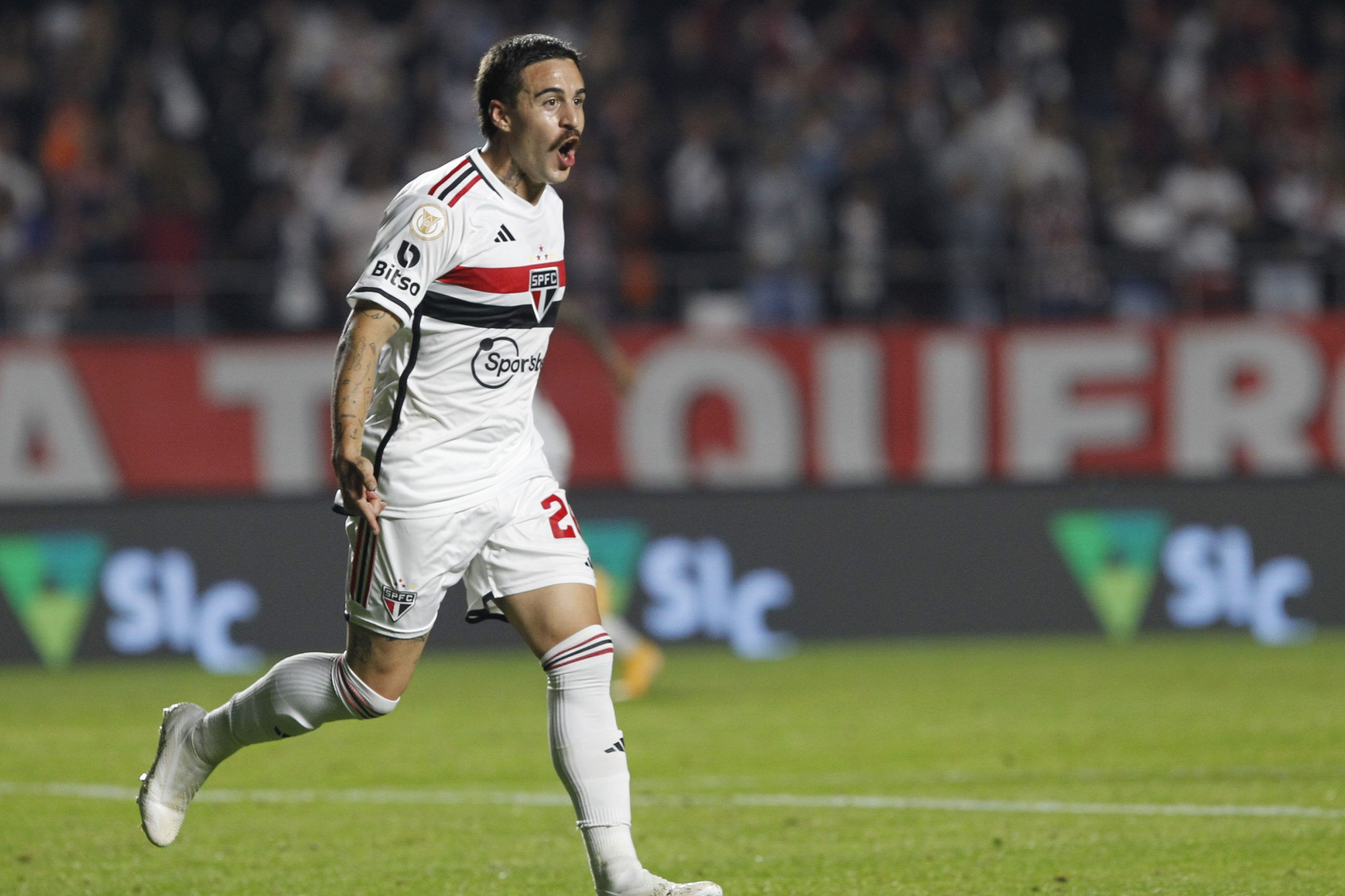 Gabi Neves comemorando seu primeiro gol pelo São Paulo (Foto: Rubens Chiri / saopaulofc.net)