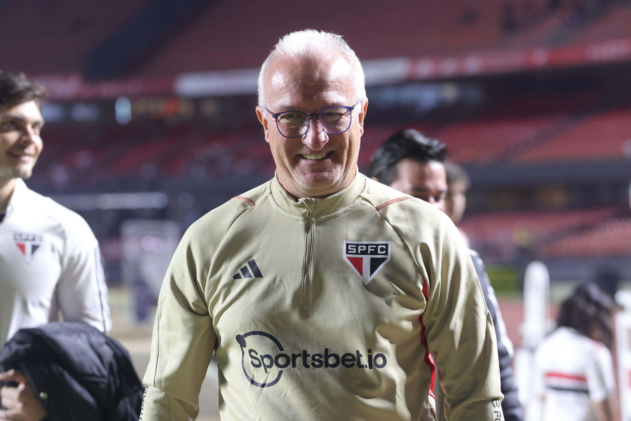 Dorival comemora vitória do São Paulo em cima do Athletico, de virada, no Morumbi