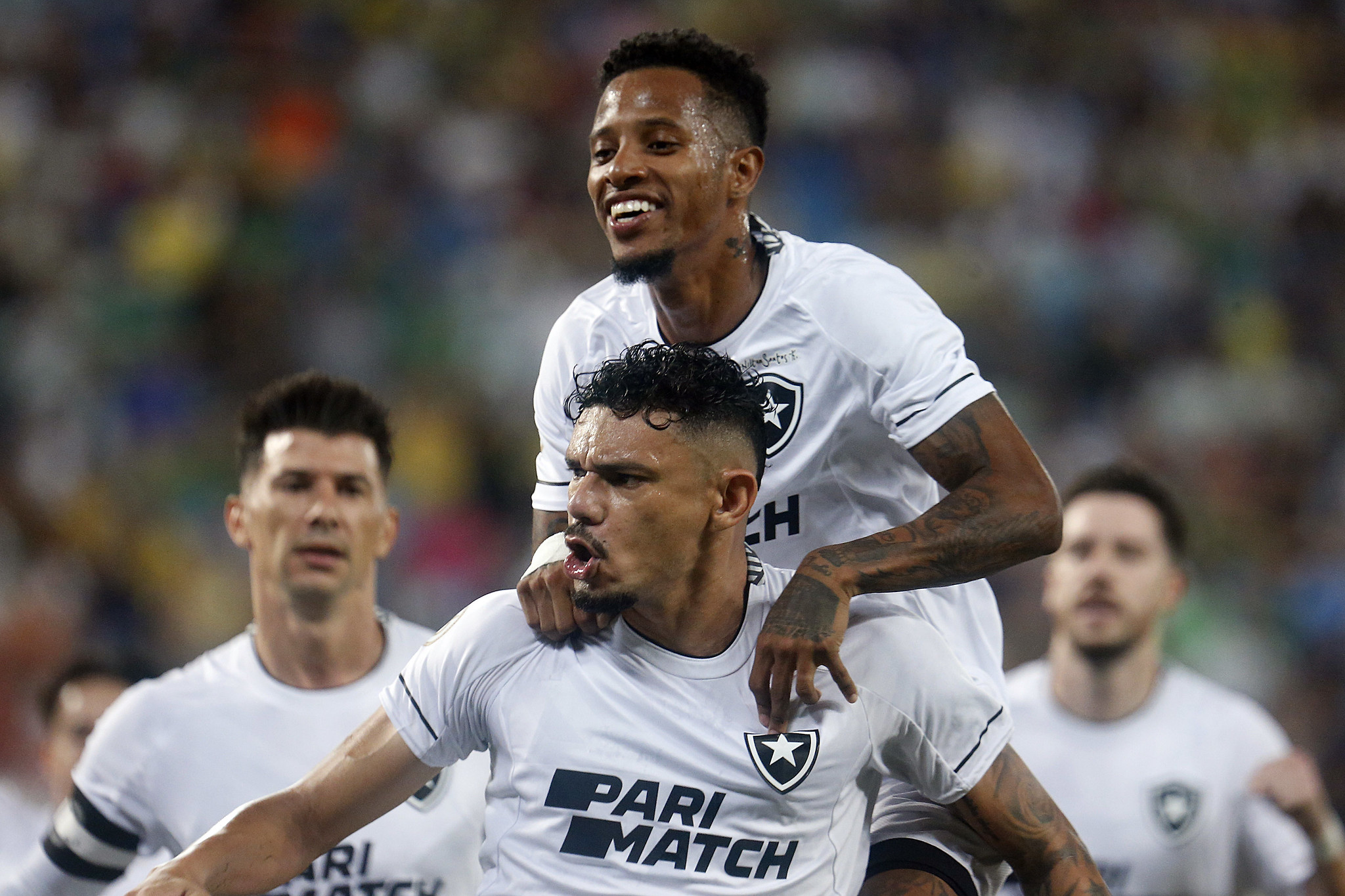 Tiquinho Soares e Tchê Tchê comemoram gol contra o Cuiabá. (Foto: Vítor Silva/Botafogo)