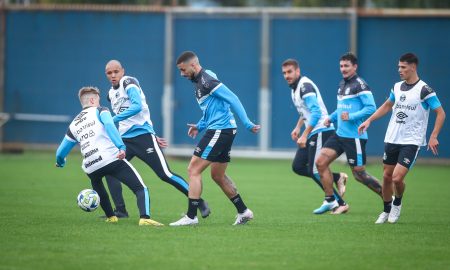 Kelvin treina com elenco de campo do Grêmio (Foto: Divulgação/Grêmio)