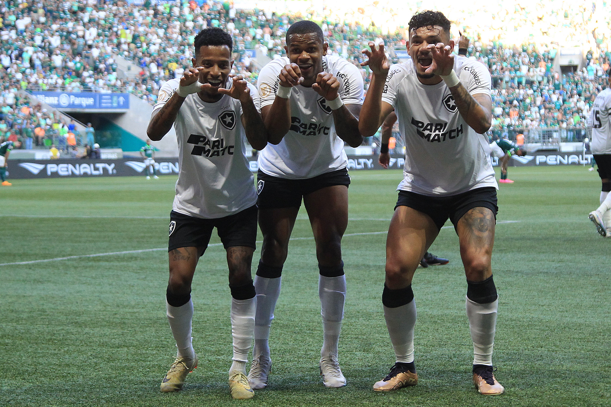Tchê Tchê, Júnior Santos e Tiquinho comemoram gol da vitória no Allianz Parque (Foto: Vitor Silva/Botafogo)