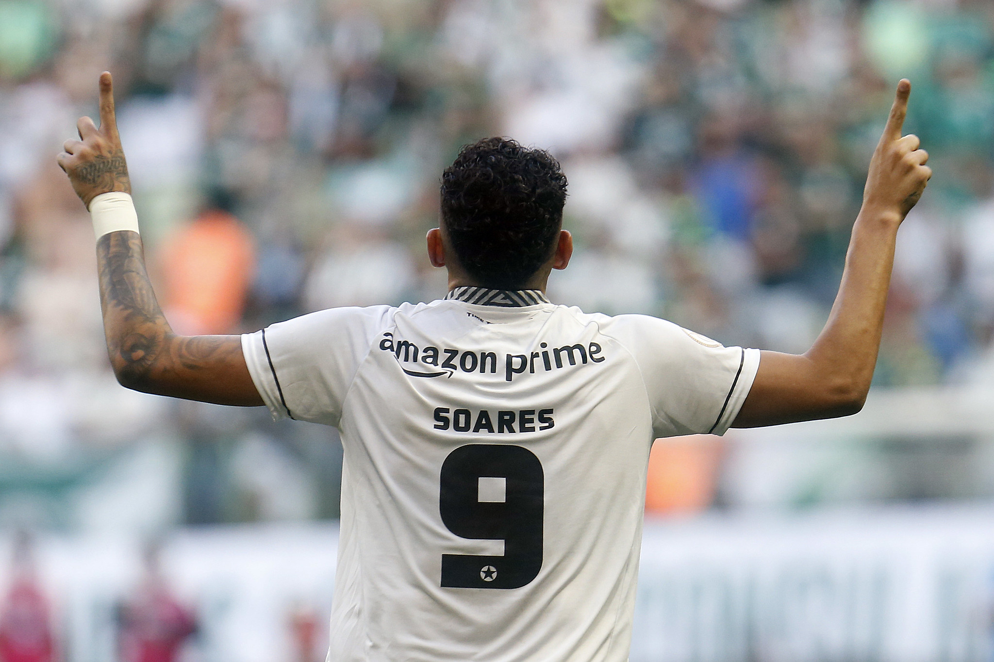 Tiquinho comemorando o gol da vitória sobre o Palmeiras