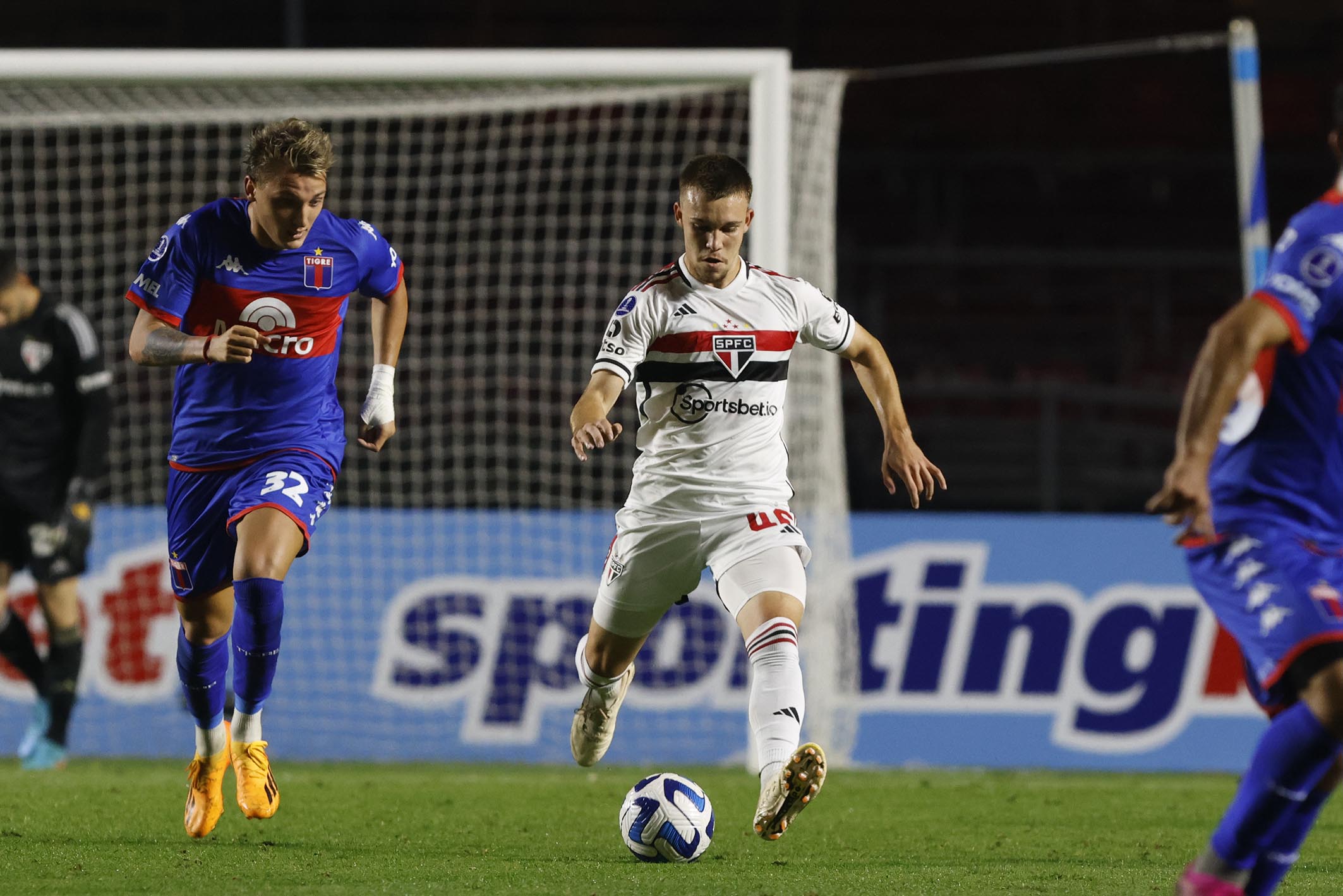 Negrucci fazendo sua estreia entre os profissionais (Foto: Rubens Chiri / saopaulofc.net)