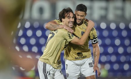 Igor Gomes e Hulk comemorando gol de empate do Atlético