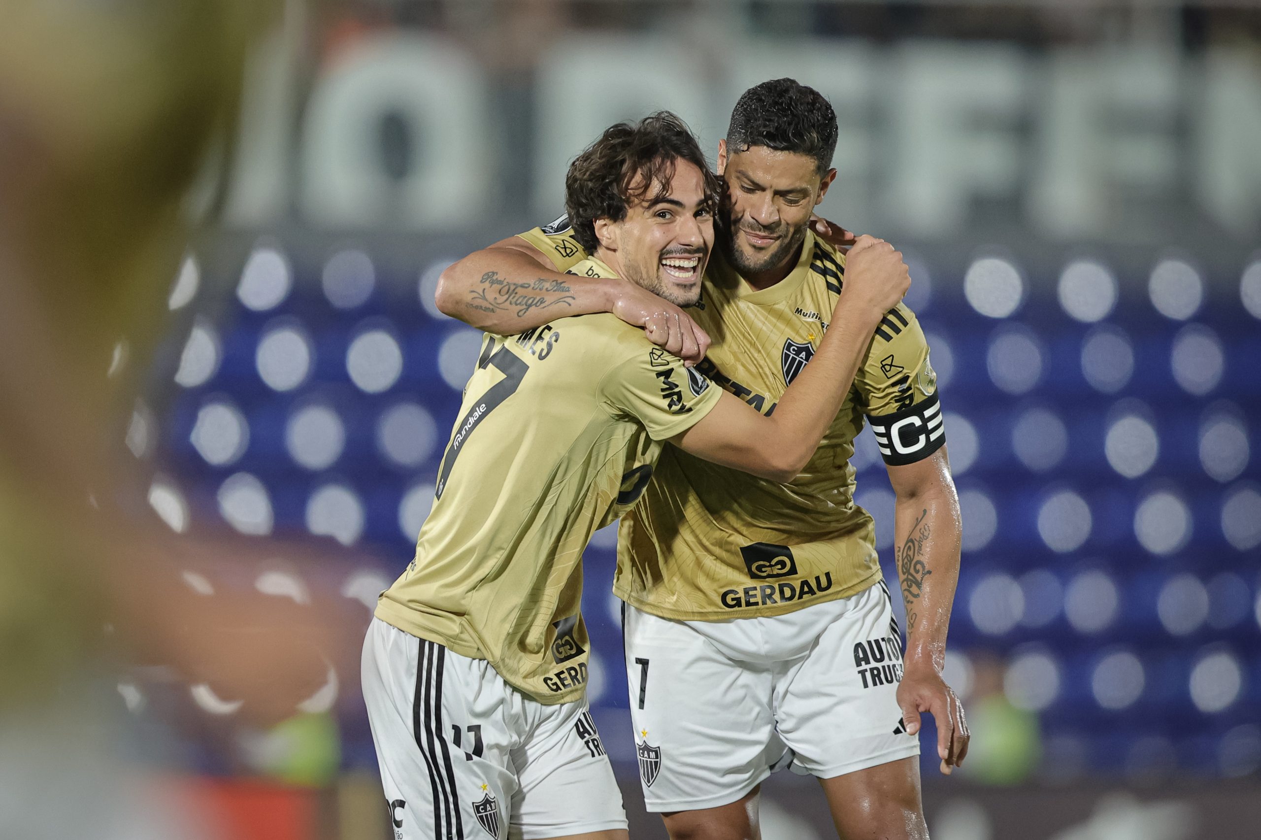 Igor Gomes e Hulk comemorando gol de empate do Atlético