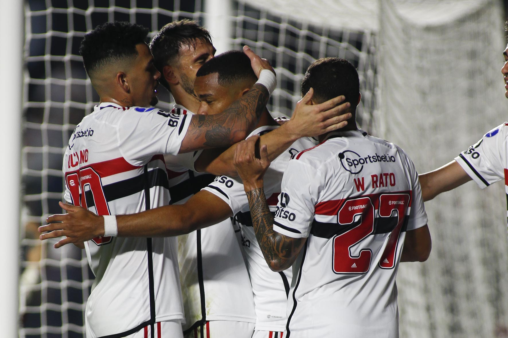 Jogadores do São Paulo comemorando gol (Foto: Miguel Schincariol / saopaulofc.net)