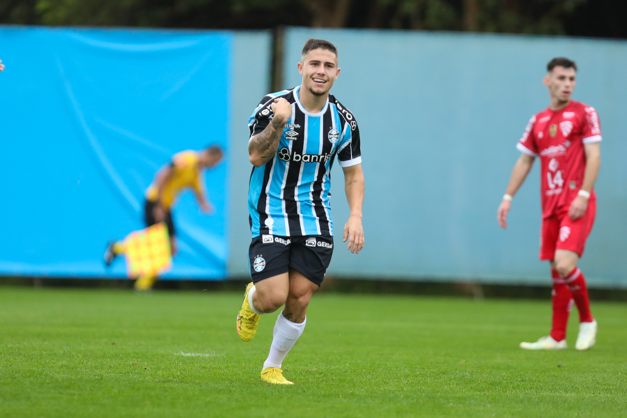 Rubens celebra gol pelo Grêmio (Foto: Rodrigo Fatturi/Grêmio)