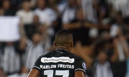 Marlon Freitas comemorando o gol que abriu o placar(Foto: Vitor Silva/Botafogo)