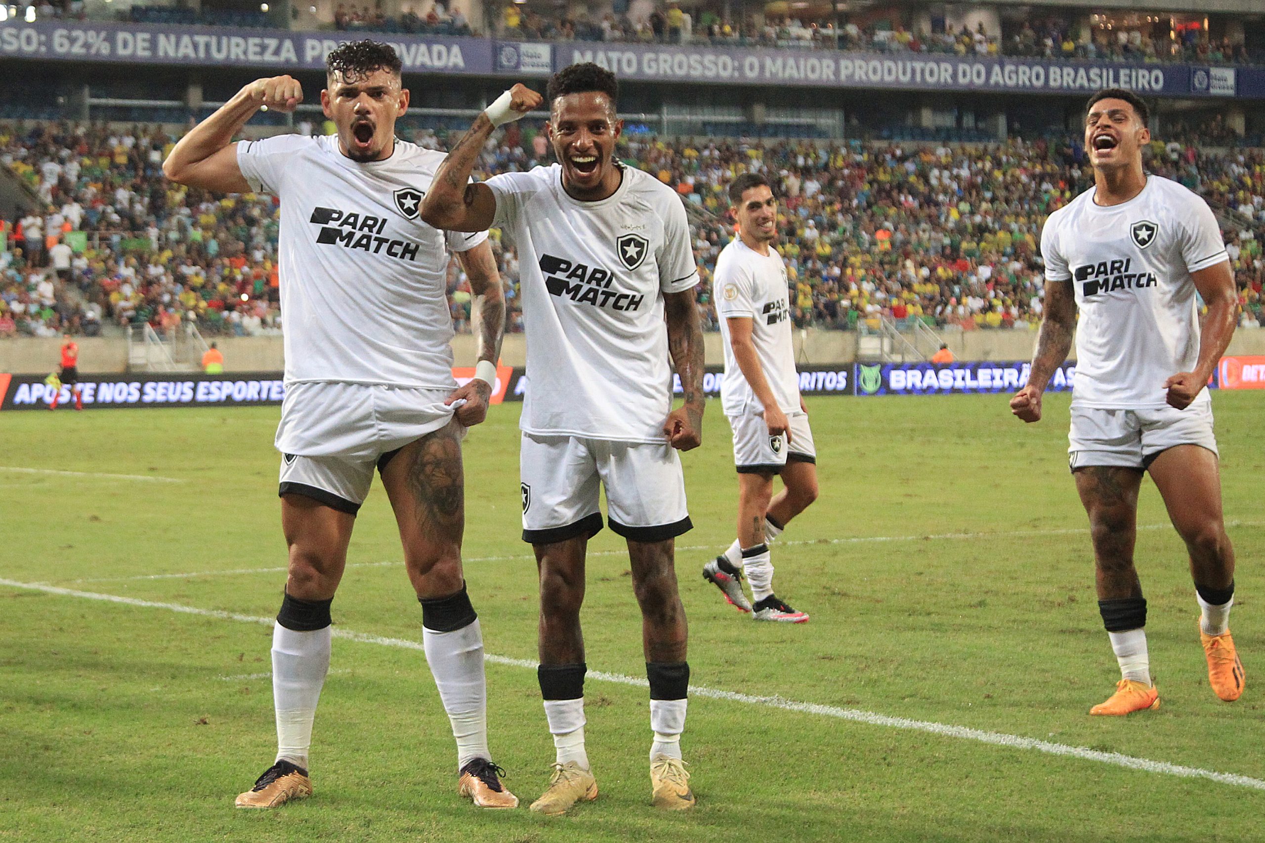 Botafogo venceu o Cuiaba com gol de TIquinho Soares de penalti. Com o resultado a equipe continua na ldierança do campeonato