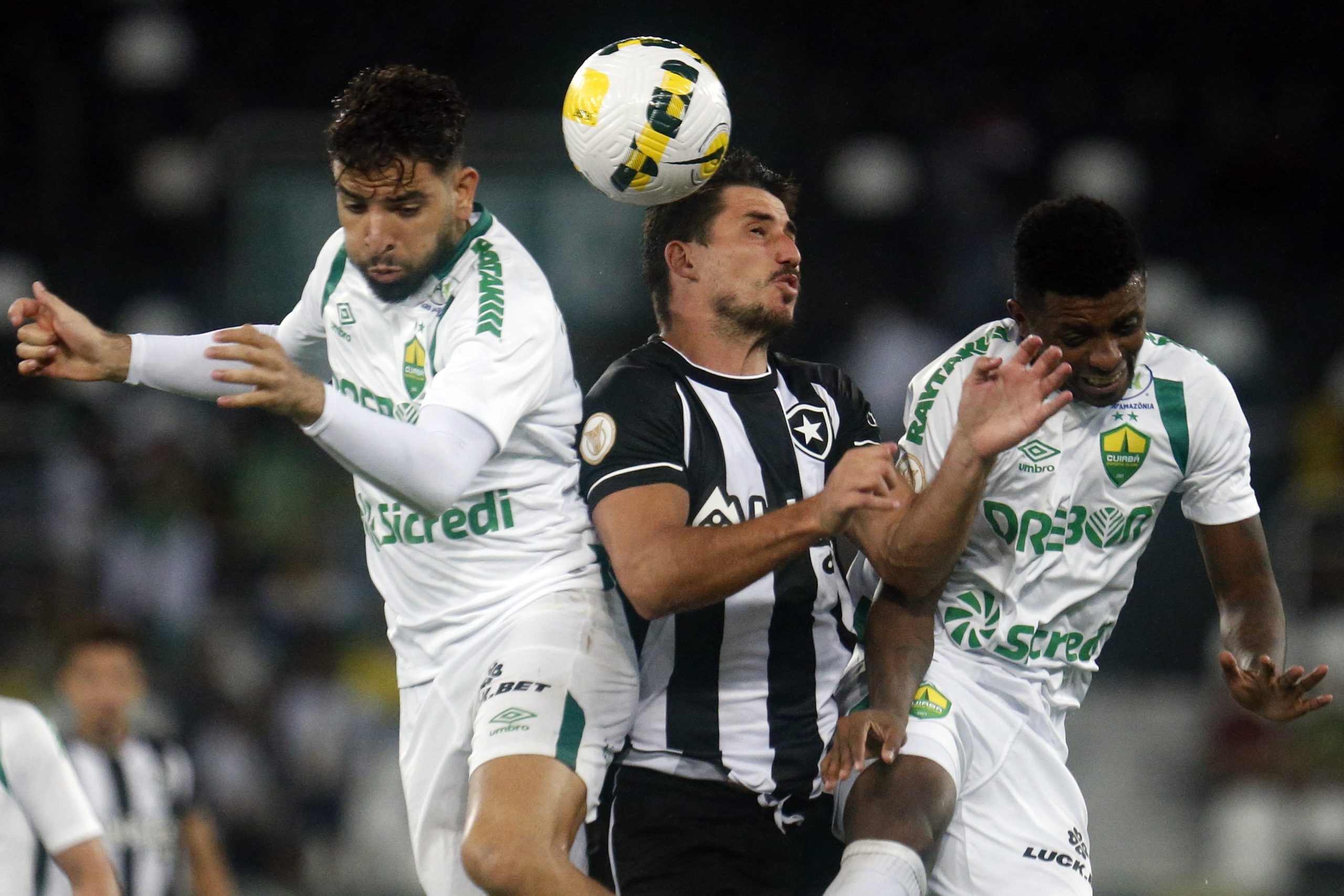 Botafogo busca quebrar números negativos contra o Cuiabá