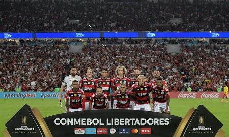 Time do Flamengo perfilado antes de enfrentar o Aucas (Foto: Dhavid Normando/Getty Images)