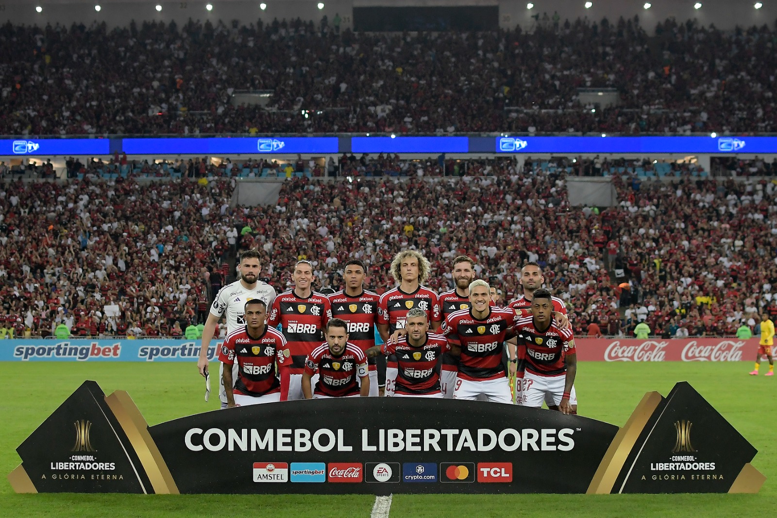 Time do Flamengo perfilado antes de enfrentar o Aucas (Foto: Dhavid Normando/Getty Images)