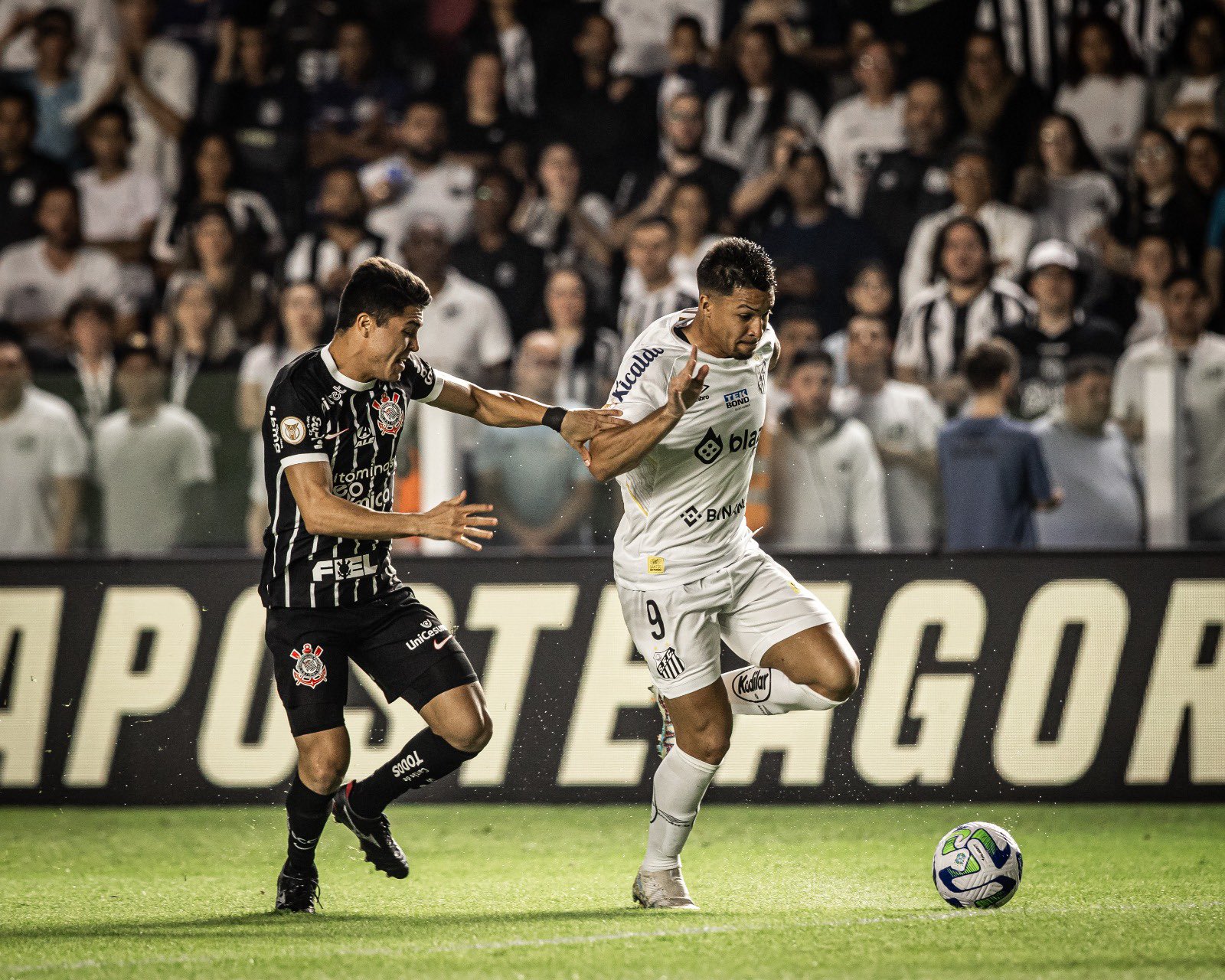 Marcos Leonardo em ação no clássico (Divulgação: Santos FC)