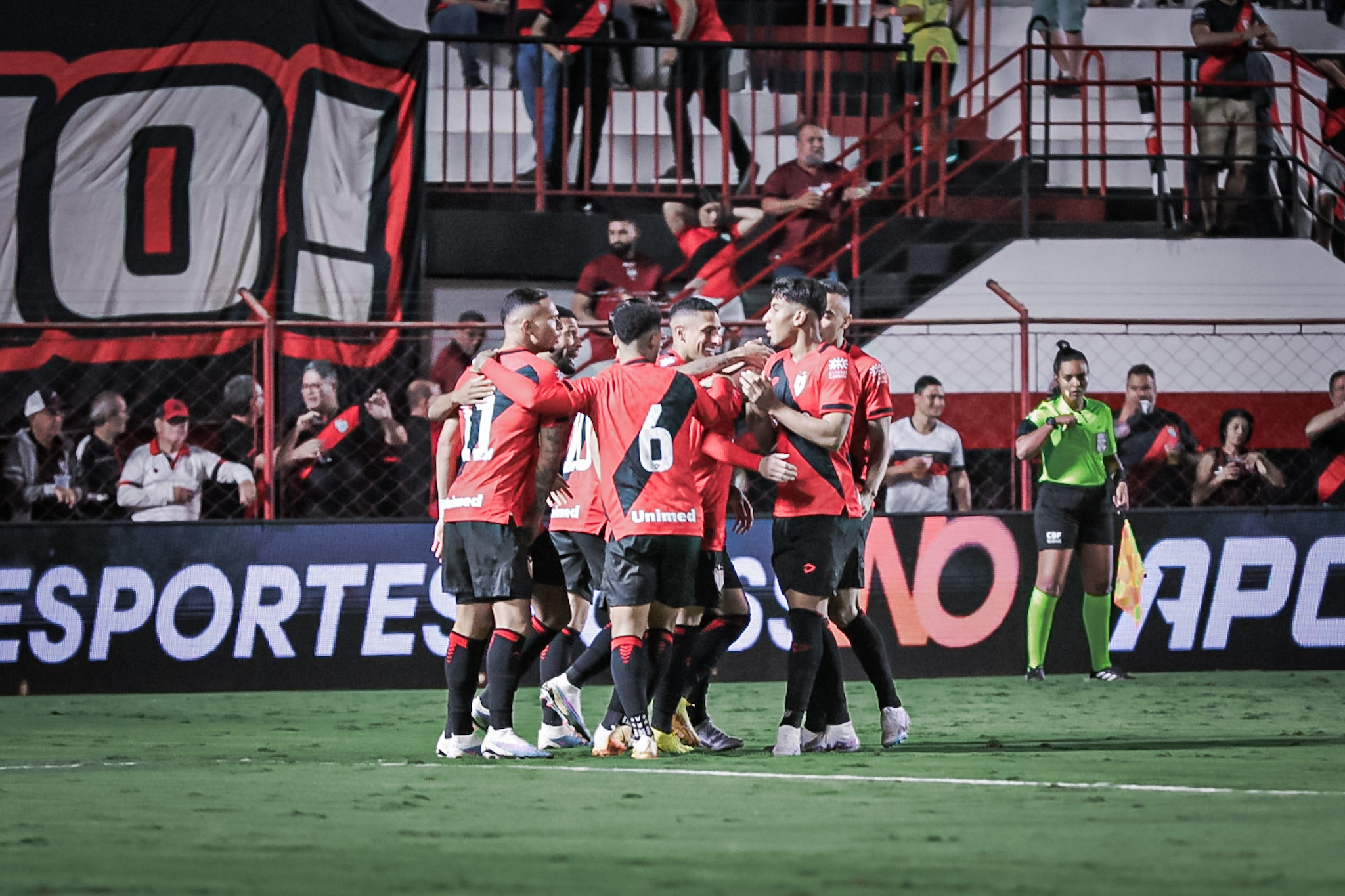 Atlético-GO conquistou vitória simples diante da Ponte Preta (Foto: Ingryd Oliveira/ACG)