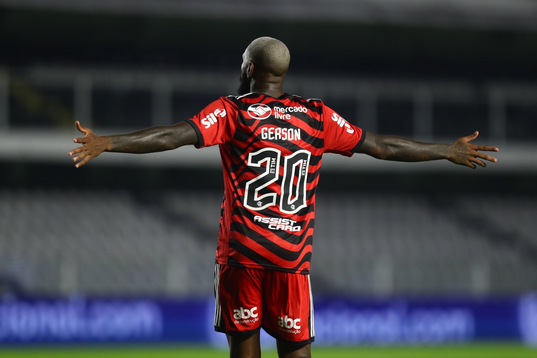 Gerson em ação pelo Flamengo na vitória sobre o Santos (Foto: Gilvan de Souza/Flamengo)