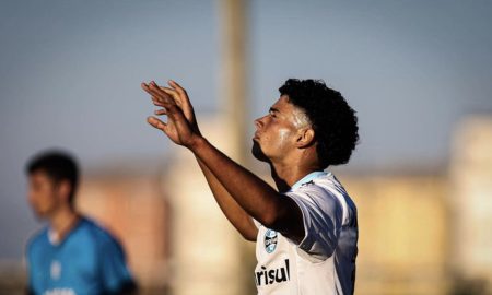 Guga mira semifinal do Gauchão Sub-17 (Foto: Renan Jardim/Grêmio)