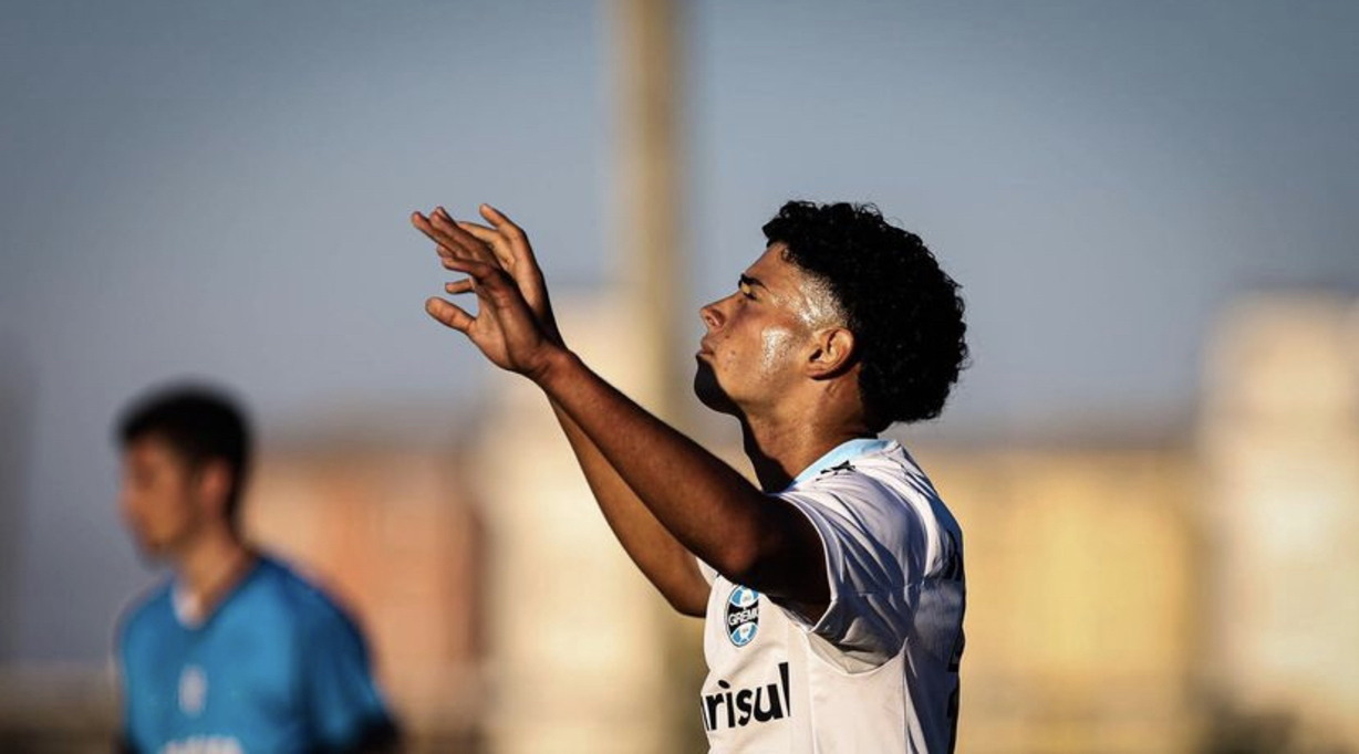 Guga mira semifinal do Gauchão Sub-17 (Foto: Renan Jardim/Grêmio)
