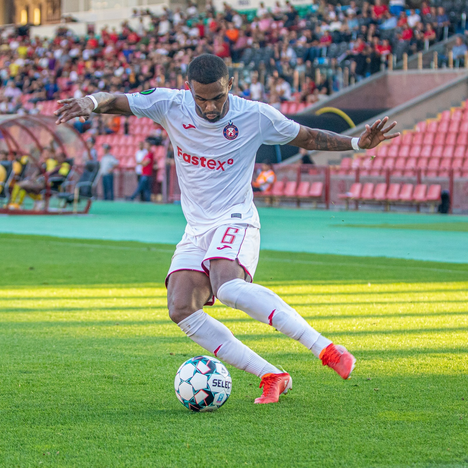 Juninho, lateral brasileiro do Pyunik