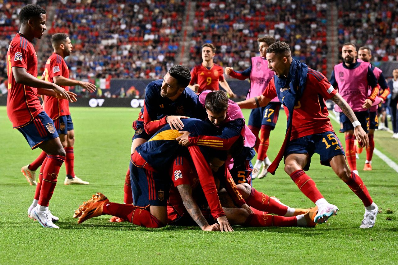 Seleção Espanhola comemora o gol de Joselu aos 87'