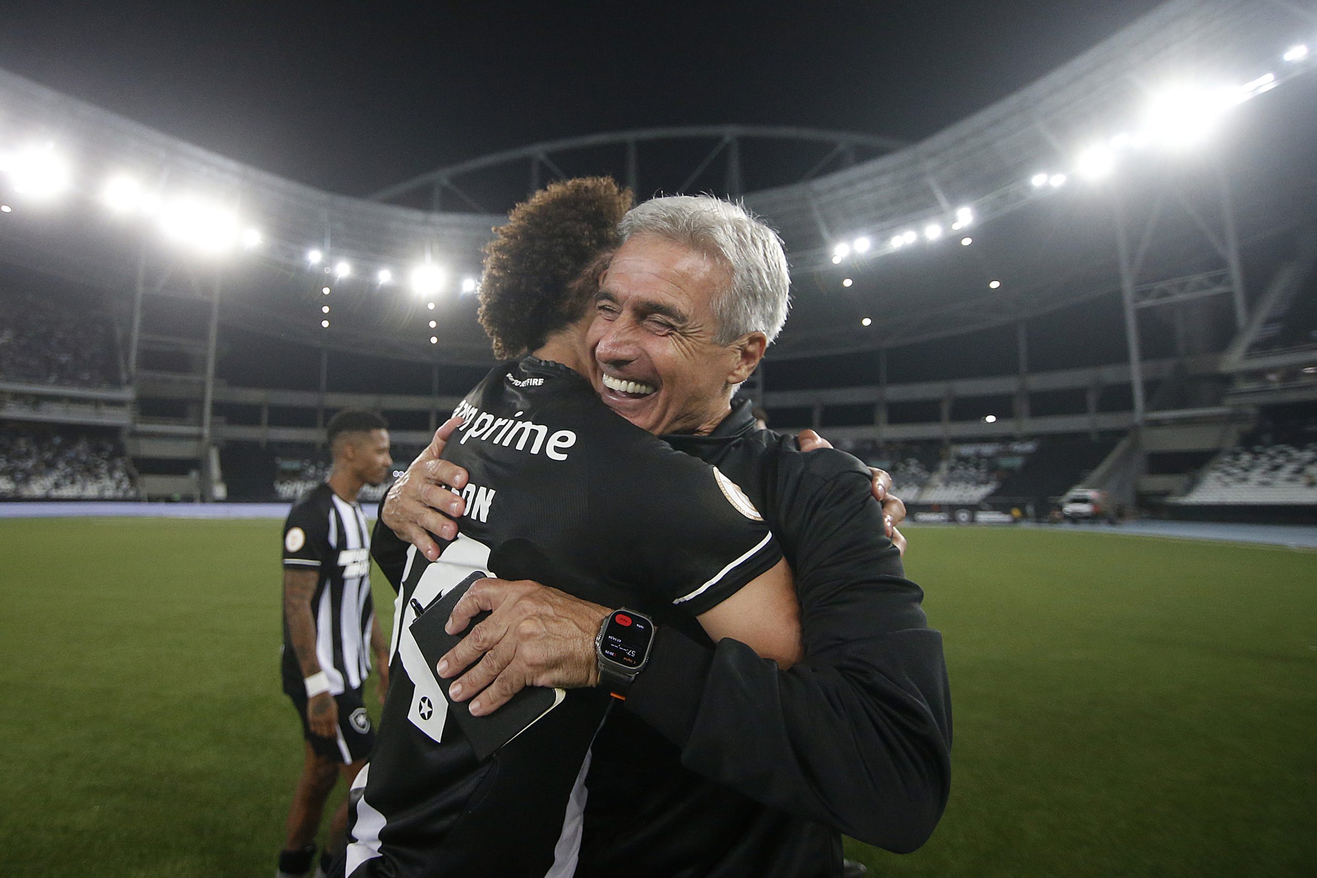 Luis Castro e Adryelson se abraçando