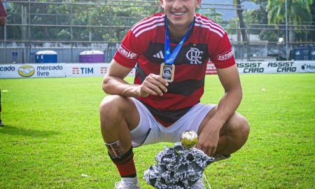Pedro Lemos com a medalha e o troféu da Copa Rio Sub-17, conquistada pelo Flamengo (Foto: Rafael Silva/Arquivo pessoal)