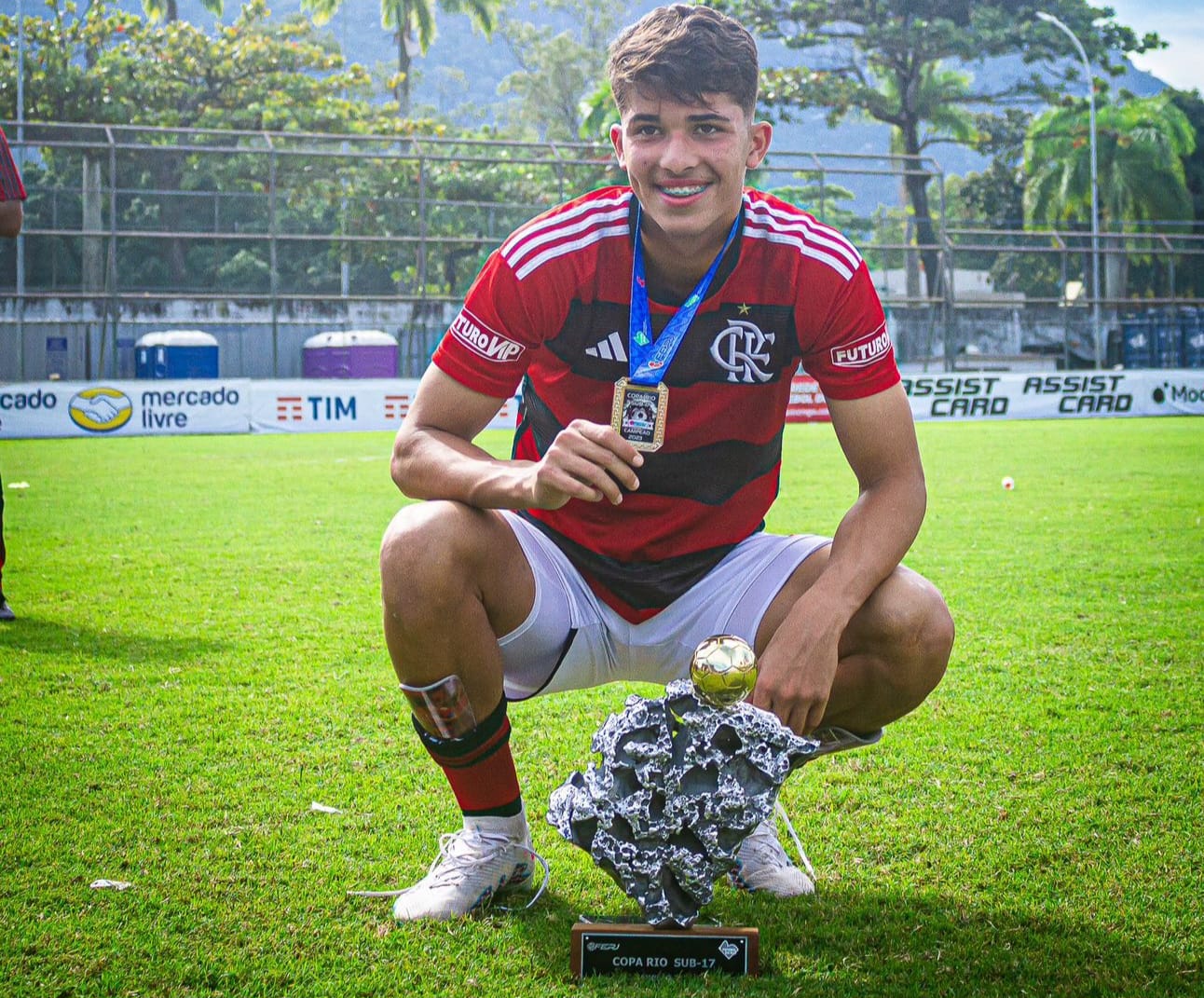 Pedro Lemos com a medalha e o troféu da Copa Rio Sub-17, conquistada pelo Flamengo (Foto: Rafael Silva/Arquivo pessoal)