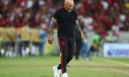 Sampaoli caminha a beira do campo em partida do Flamengo