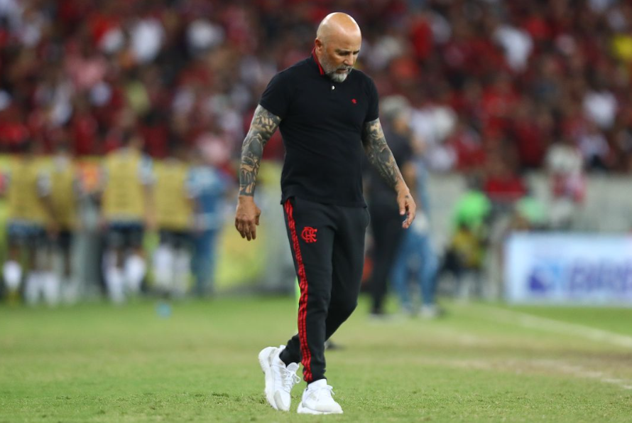 Sampaoli caminha a beira do campo em partida do Flamengo