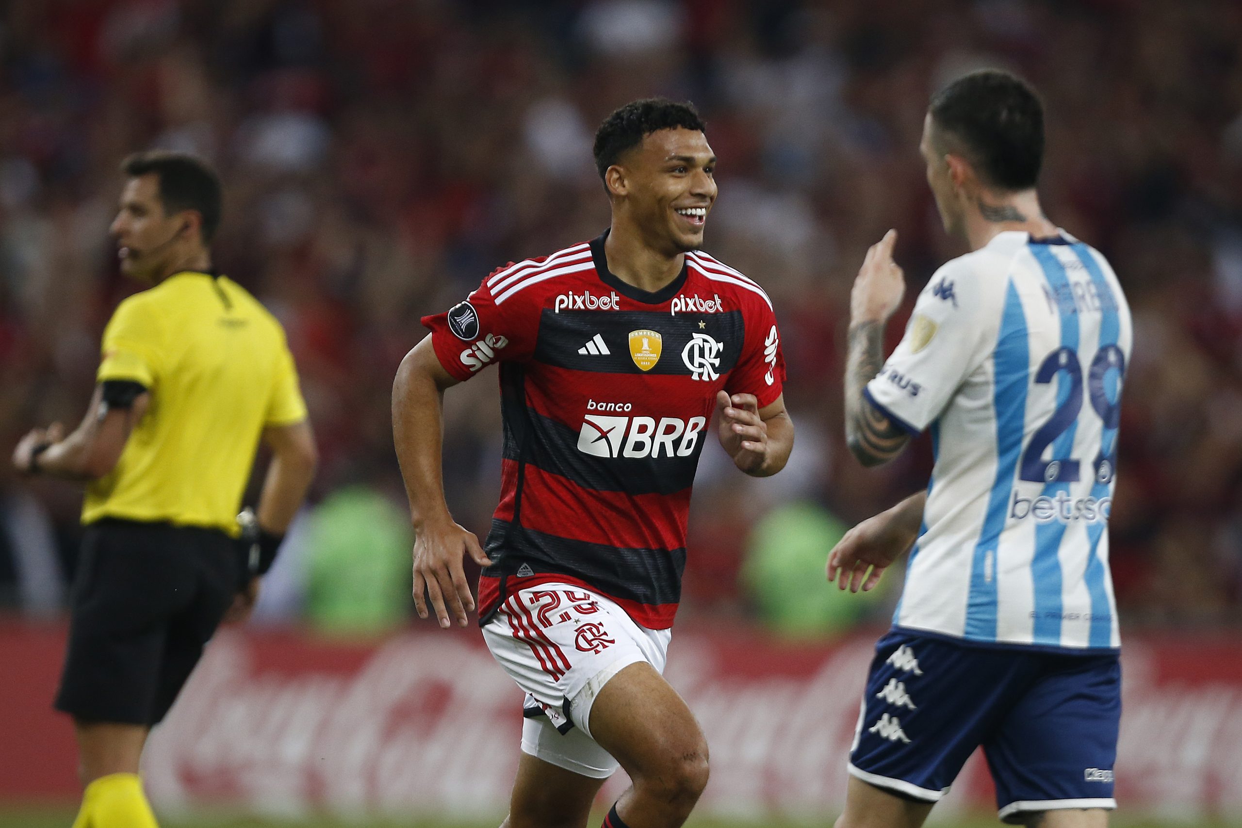 Decisivo contra o Racing, Victor Hugo celebra vitória e destaca base do Flamengo