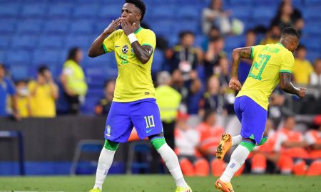 Vinícius Júnior comemorando o gol marcado de pênalti no fim da partida (Foto: Pau Barrena/AFP via Getty Images)